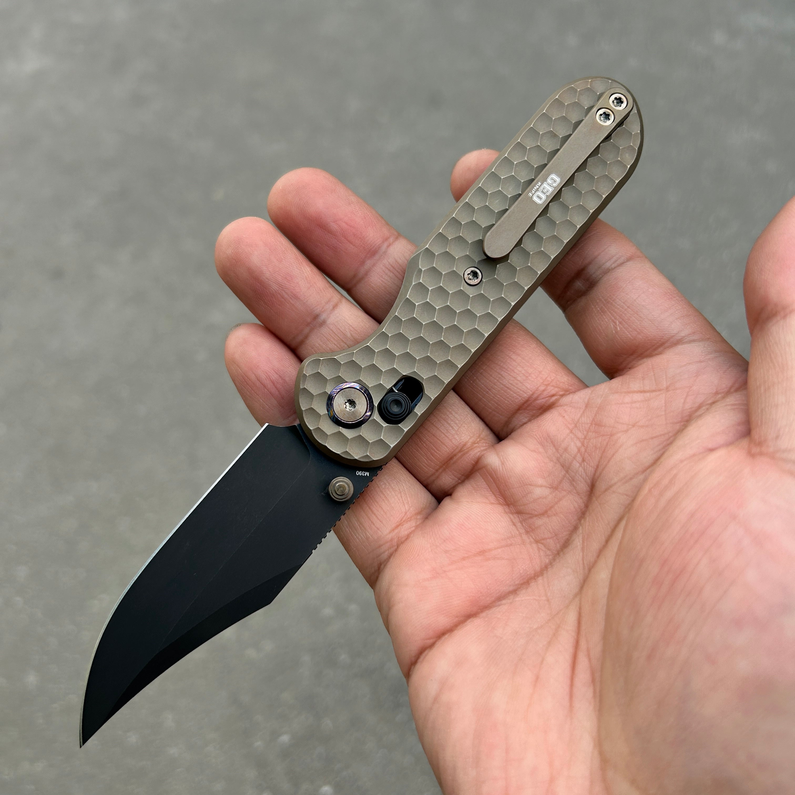 (Pre-order) : Geo knife Ethereal Cutter Axis lock Folding Knife Bronze 6AL4V Titanium Handle 3.03" Blackwash Bohler M390 Blade GEO2401B